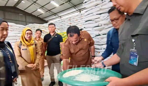 Perum Bulog Cabang Indramayu telah melakukan uji kualitas beras secara terbuka