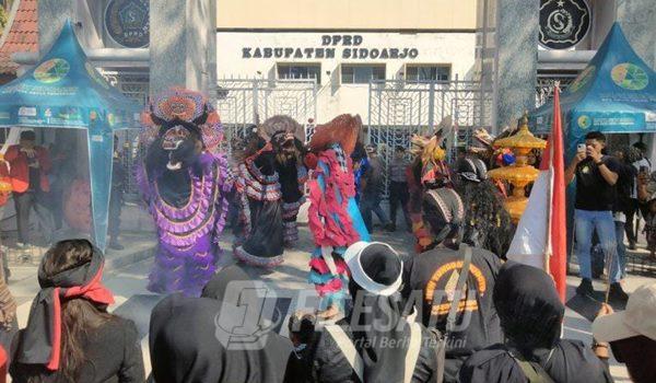 Ratusan budayawan, seniman, spiritualis, dan pegiat budaya berjalan dari Museum Mpu Tantular dihalaman Gedung DPRD Sidoarjo