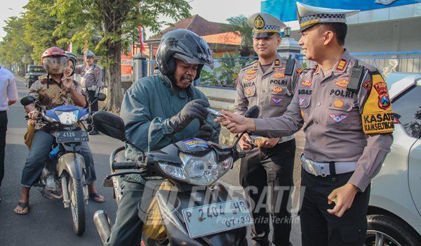 SATUAN  Lalu Lintas (Sat Lantas) Polres Jember berikan coklat