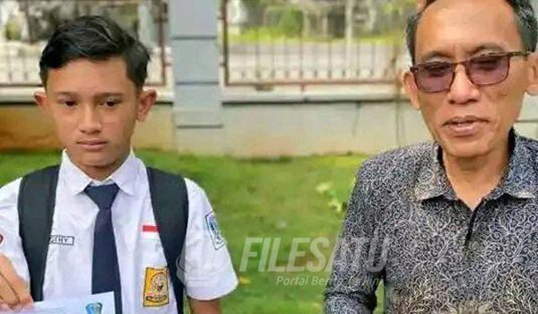Sudrajat (49), dan Gusthy Musyaffa’ Shiam (14) yag tidak diterima di Sekolah Negeri