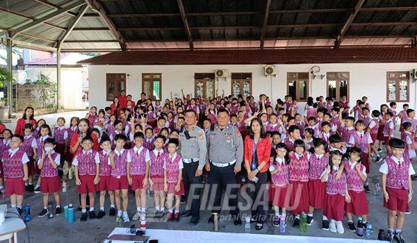 Unit Lantas Polsek Dentim berfoto bersama murid SD Mahardika