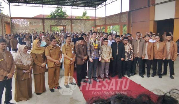 Wamendikdasmen RI Prof. Atip Latipulhayat berfoto bersama saat hadiri MPLS Ramah di Karawang