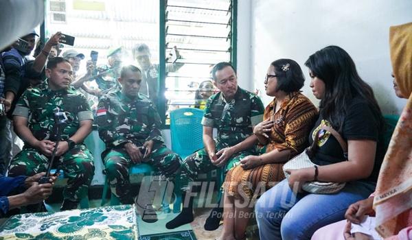 Pangdam IX/Udayana, Mayjen TNI Piek Budyakto, melayat ke rumah duka Prada Lucky Cepril Saputra Namo di Asrama Kuanino