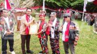 Bupati KKB saat berikan penghargaan kepada Ketum LMP HM Arsyad Cannu