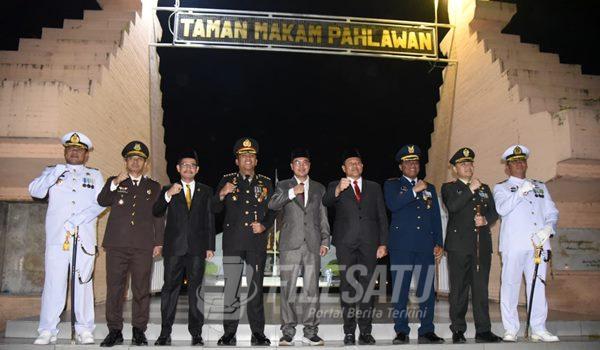 Bupati Sidoajo bersama Forkopimda saat renungn suci di Taman Makam Pahlawan