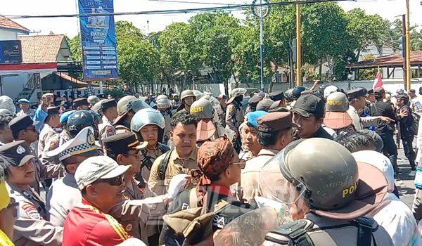 Demonstran saat melakukan aksi blokade jalan jalur nasional di simpang empat Jalan Jaksa Agung Suprapto, Kecamatan Kabupaten Sampang, Madura
