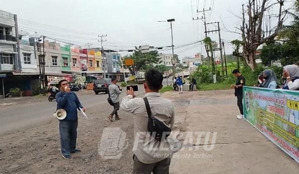 GABUNGAN Himpunan Masyarakat dan Aktivis OKU dalam aksi