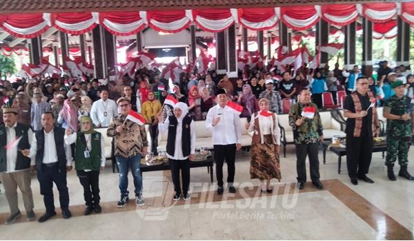 Gubernur Jawa Timur, Khofifah Indar Parawansa, menyerahkan langsung bantuan sosial dan zakat produktif di Pendopo Kabupaten Sidoarjo