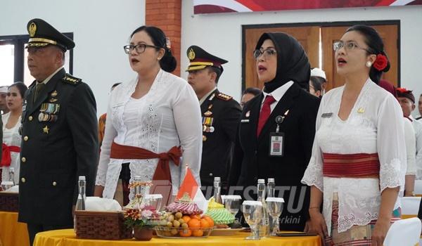 KEPALA Kantor Wilayah (Kakanwil) Kementerian Hukum (Kemenkum) Bali, Eem Nurmanah, menghadiri upacara penyerahan remisi