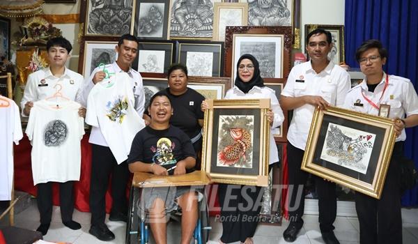 Kepala Kantor Wilayah Kementerian Hukum (Kanwil Kemenkum) Bali Eem Nurmanah bersama seniman Disabilitas