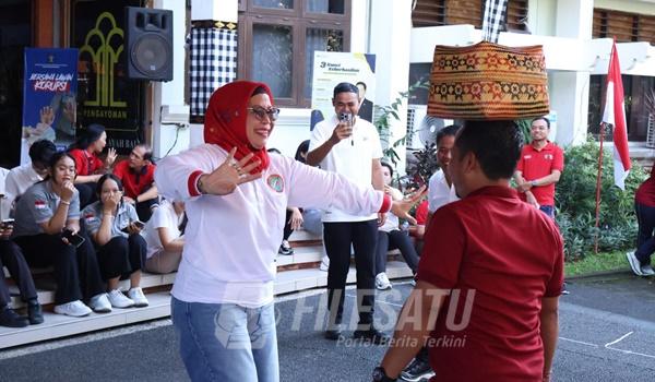 Kepala Kanwil Kemenkum Bali, Eem Nurmanah saat ikut lomba di Hari Pengayoman ke 80