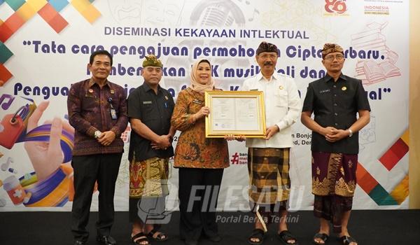 Kepala Kanwil Kemenkumham Bali, Eem Nurmanah Berikan Sertifikat Merek dan Penghargaan Kekayaan Intelektual