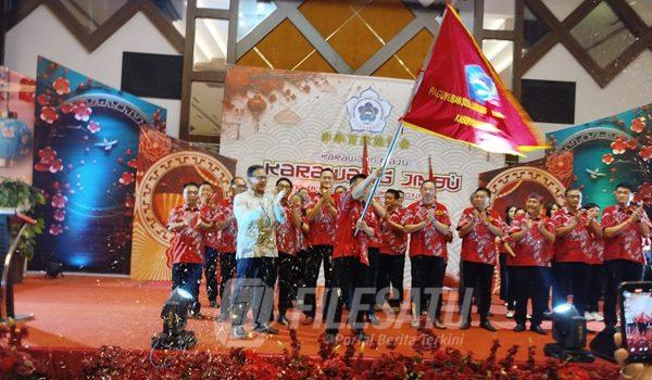 Ketua PSMTI Karawang saat kibarkan Bendera Pataka