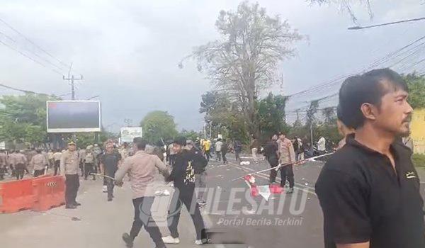 Ratusan massa dari berbagai elemen, termasuk pengemudi ojek online, mahasiswa, dan pelajar, mengepung Markas Kepolisian Resor (Mapolres) Karawang