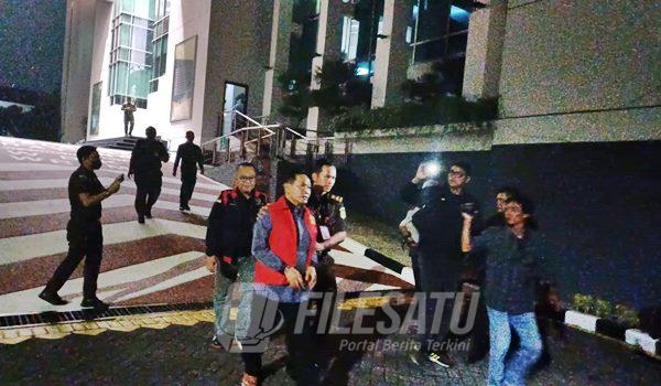 Tersangka Korupsi Hibah Dispendik saat di tahan kejati jatim