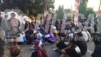 Aksi Demo didepan Kantor DPRD Karawang