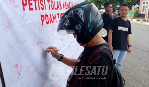 Aksi penolakan Tarif PDAM