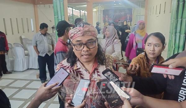 Anggota DPR RI Nurhadi Berikan Keterangan Pers Seusai Acara Sosialisasi Perlindungan Pekerja Migran Bersama Kades dan Kalur di Kabupaten Blitar Bagian Selatan
