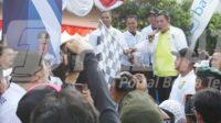 Bupati Karawang saat melepas peserta gerka jalan dalam rangka Haornas 2025 dan HUT Karawang ke 392
