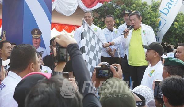 Bupati Karawang saat melepas peserta gerka jalan dalam rangka Haornas 2025 dan HUT Karawang ke 392