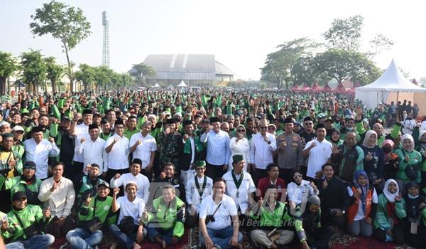 Bupati Subandi berfoto bersama ribuan ojol