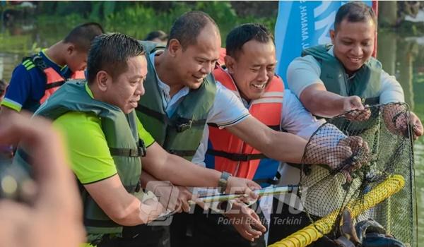 Bupati didampingi Sekda dan Kapolres serta Dandim Karawang saat menebar ikan dalam rangka Mancing Gratis HUT 392 Karawang
