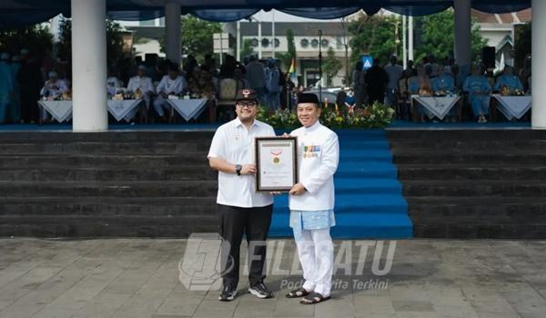 Bupati saat menerima penghargaan dari Muri