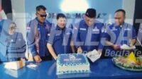 Ketua DPC Partai Demokrat didampingi Jajaran Pengurs saat potong tumpeng