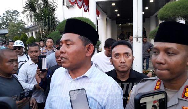 Ketua DPRD Karawang didampingi Kapolres saat diwawancarai awak media usai temui pendemo