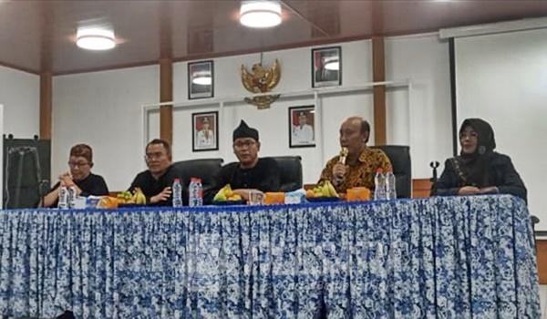 Konferensi Pers tentang perekrutan karyawan RSUD Rengasdengklok