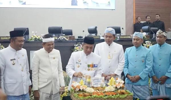 Pemotongan Tumpeng di Rapat Paripurna DPRD Karawang