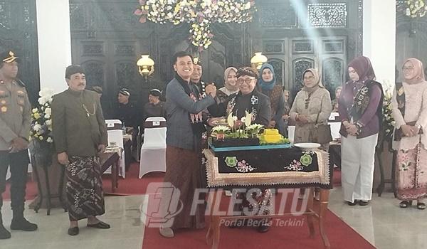 Tampak Wali Kota Blitar Syauqul Muhibbin Berjabat Tangan Dengan Bupati Rijanto Sebelum Menerima Tumpeng Di Acara Siraman Gong Kyai Pradah