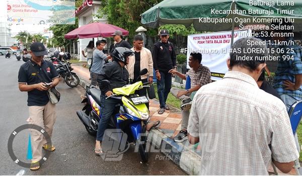Warga OKU Geruduk DPRD Tuntut PDAM Turunkan Harga