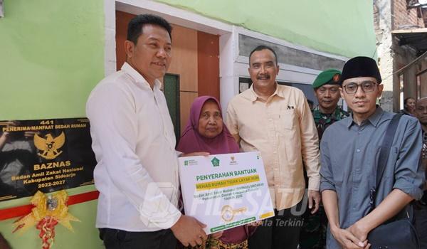 Bupati Subandi saat serahkan kunci RLH