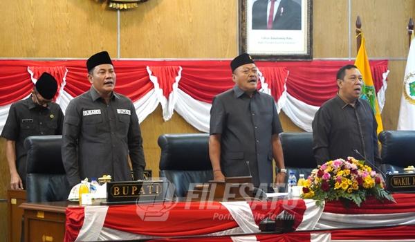 Bupati Sidoarjo H. Subandi dalam Rapat Paripurna DPRD Kabupaten Sidoarjo