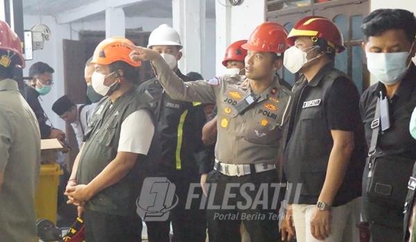 Bupati Sidoarjo saat membantu evakuasi