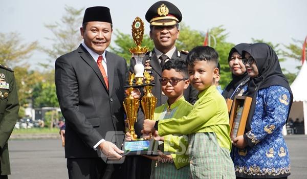 Bupati Sidoarjo saat menyerahkan piala kompetisi literasi sains jenjang SD kepada enam siswa dari tiga sekolah dasar di Kabupaten Sidoarjo