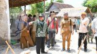 Bupati Sumenep, Achmad Fauzi Wongsojudo saat tinjau lokasi gempa Bupati Sumenep, Achmad Fauzi Wongsojudo saat tinjau lokasi gempa