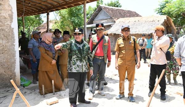 Bupati Sumenep, Achmad Fauzi Wongsojudo saat tinjau lokasi gempa