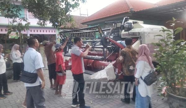 Desa Sukodono Sidoarjo Terima Bantuan Combine Harvester dari Kementan