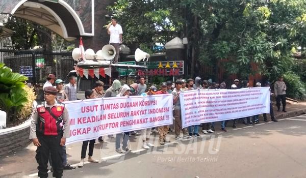 Gerakan Peduli OKU Raya menggelar aksi damai di depan Kantor Kejaksaan Negeri (Kejari) OKU