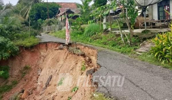 JALAN lingkar di Desa Peninjauan, Kecamatan Peninjauan, Kabupaten Ogan Komering Ulu (OKU), Sumatera Selatan, mengalami longsor parah