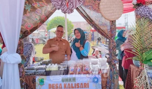 Kepala Desa Kalisari berfotodi Stand UMKM Desa Kalisari