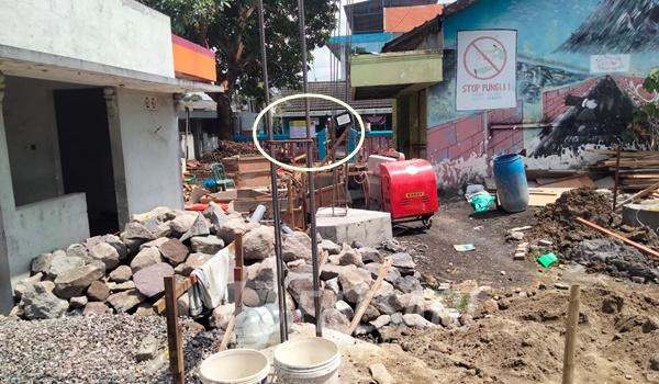 Papan Nama Pembanguna Gedung Pos Pemadam Kebakaran (Damkar) Sukodono, Kabupaten Sidoarjo yang disimpen dibalik pagar