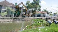 Pemkab Sidoarjo Rutin Bersihkan Sampah di Saringan Mengetan Kanal