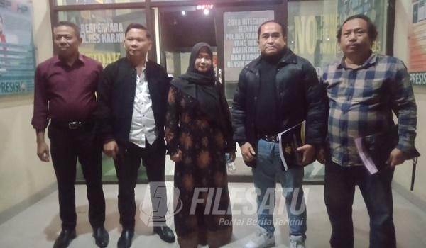 R, didampingi tim hukum Jabar Istimewa, saat keluar dari Polres Karawang setelah melaporkan dugaan perzinahan Kades Ciptamargi