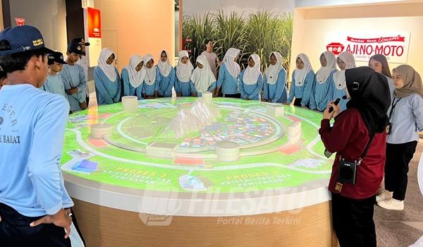 Siswa SMPN 2 Telukjambe Barat Ikuti Factory Visit Ajinomoto