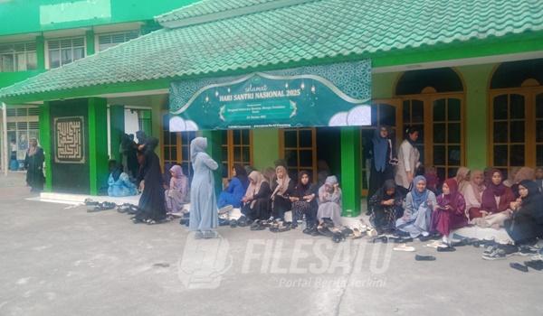 Suasana peringatan Hari Santri Nasional 2025 di kompleks PAUD SD SMP SMK Bhinneka Karawang di bawah naungan Yapinu