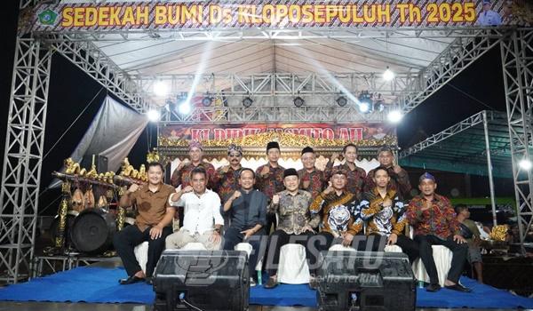 Tradisi Sedekah Bumi yang diselenggarakan oleh Pemerintah Desa Kloposepuluh