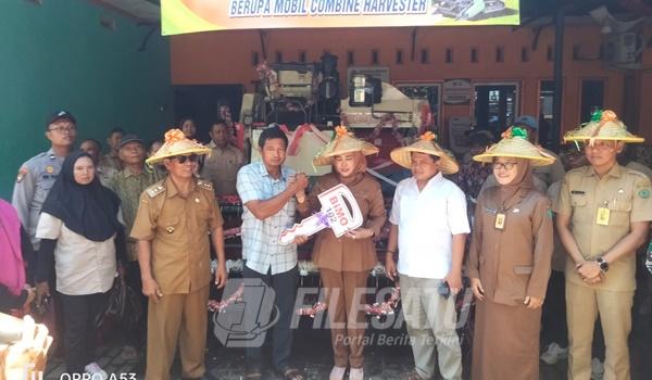 Wabup Sidoarjo Hj Mimik Idayana saat berikan bantuan